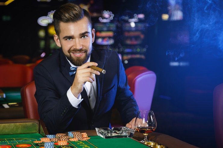 Roda roulette dengan bola sebelum putaran dimulai
